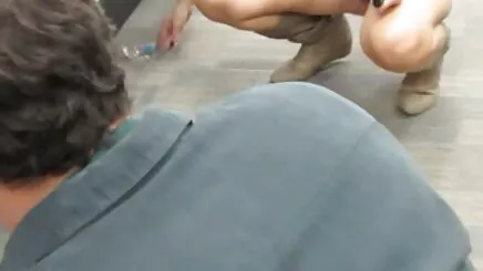 Các cô gái tóc vàng ăn âm sex cổ trang hàn hộ của cô.