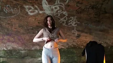Cô gái tóc vàng, đồng hồ và sex han moi lớn